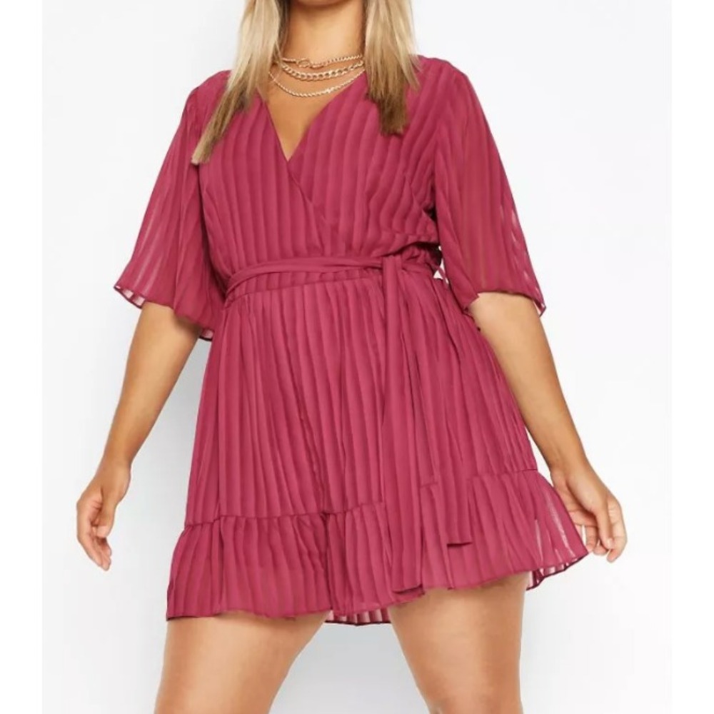 NWT BOOHOO PLUS SATIN STRIPE RUFFLE PLAYSUIT Romper Dress BERRY RED Mini Wrap 14